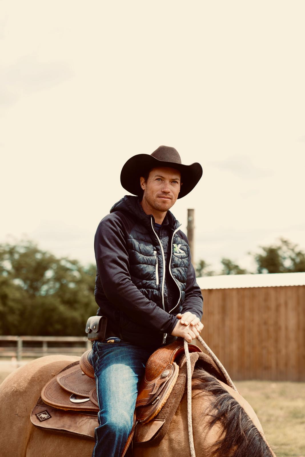 Julian Froissard à cheval, enseignant d'équitation western